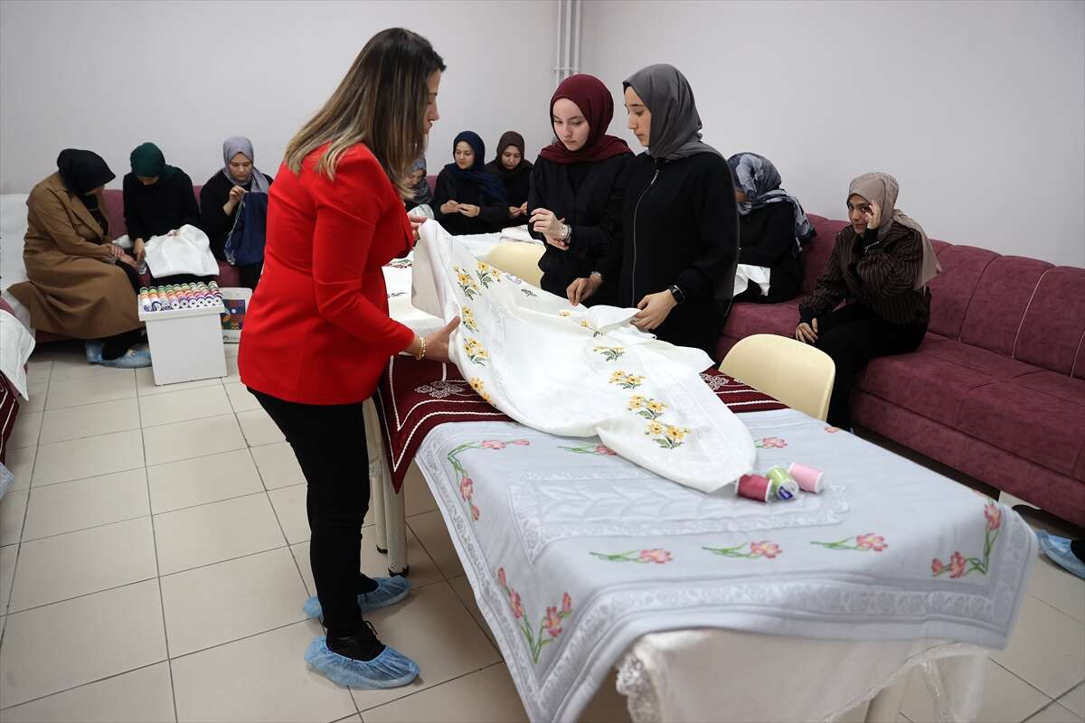 Konya’da İHL öğrencilerinin işledikleri seccadeler Gazze için umut olacak 6